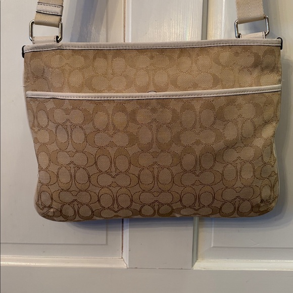 COACH Signature Jacquard Taylor Crossbody White/Tan Gold Metal Hangtag Preowned - Picture 2 of 16